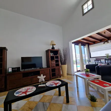 Lola Playa Blanca (Lanzarote)